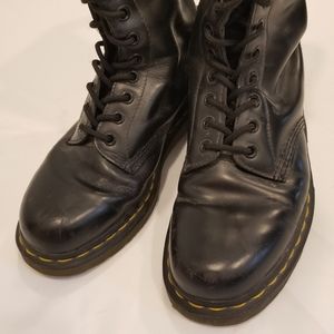 Classic 1460 14-hole Doc Martens.